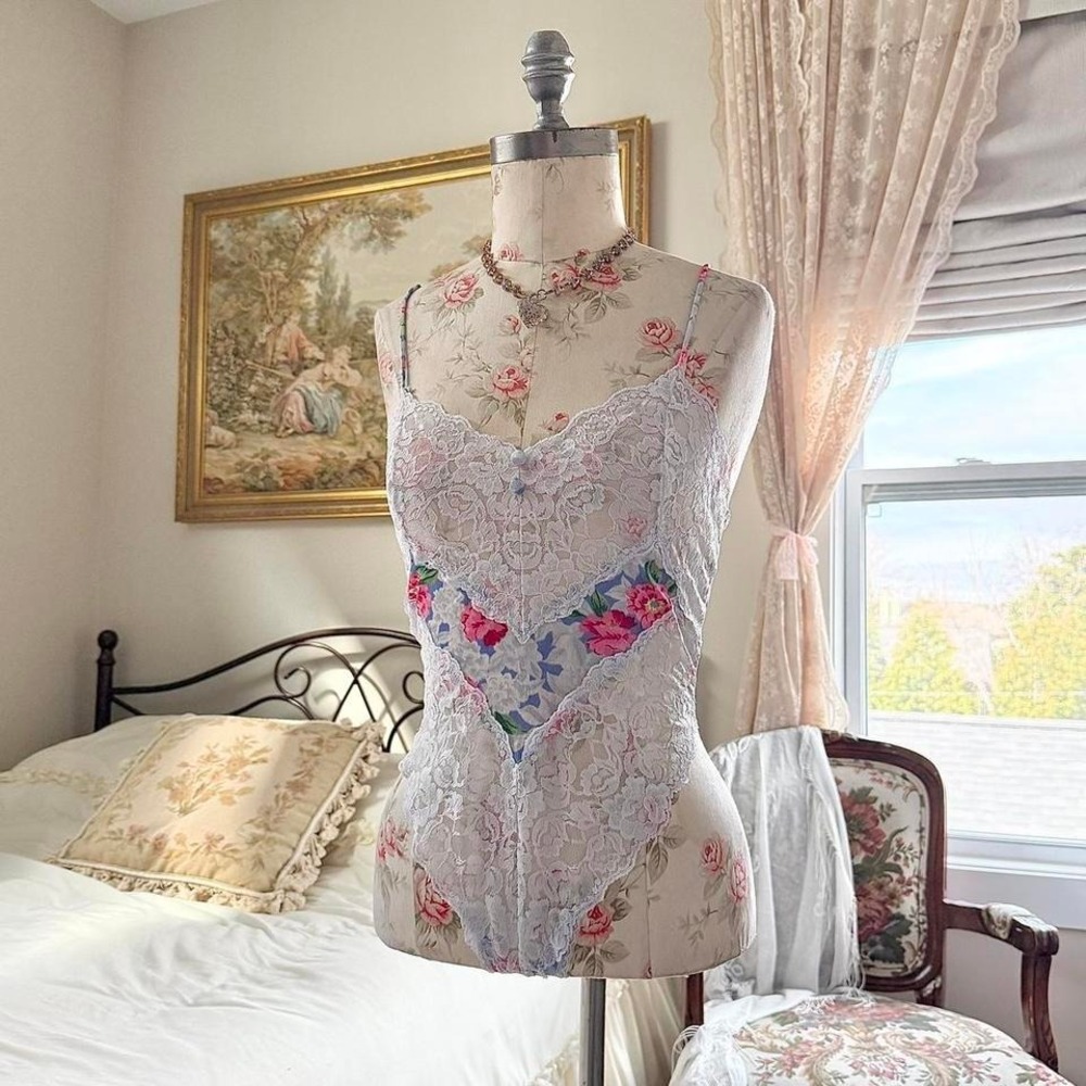 90s Vassarette‎ white lace floral bodysuit size small